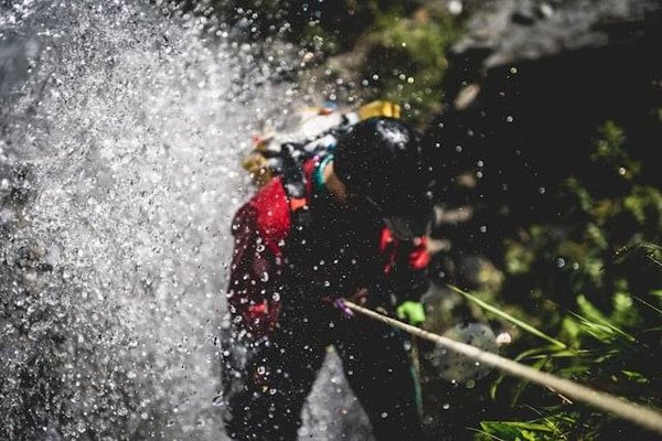 Découverte facile de la via ferrata en Ardèche : votre guide pour une aventure accessible